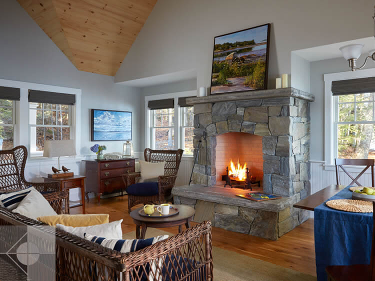 Livingroom in cottage in Edgecomb, Maine by Phelps Architects